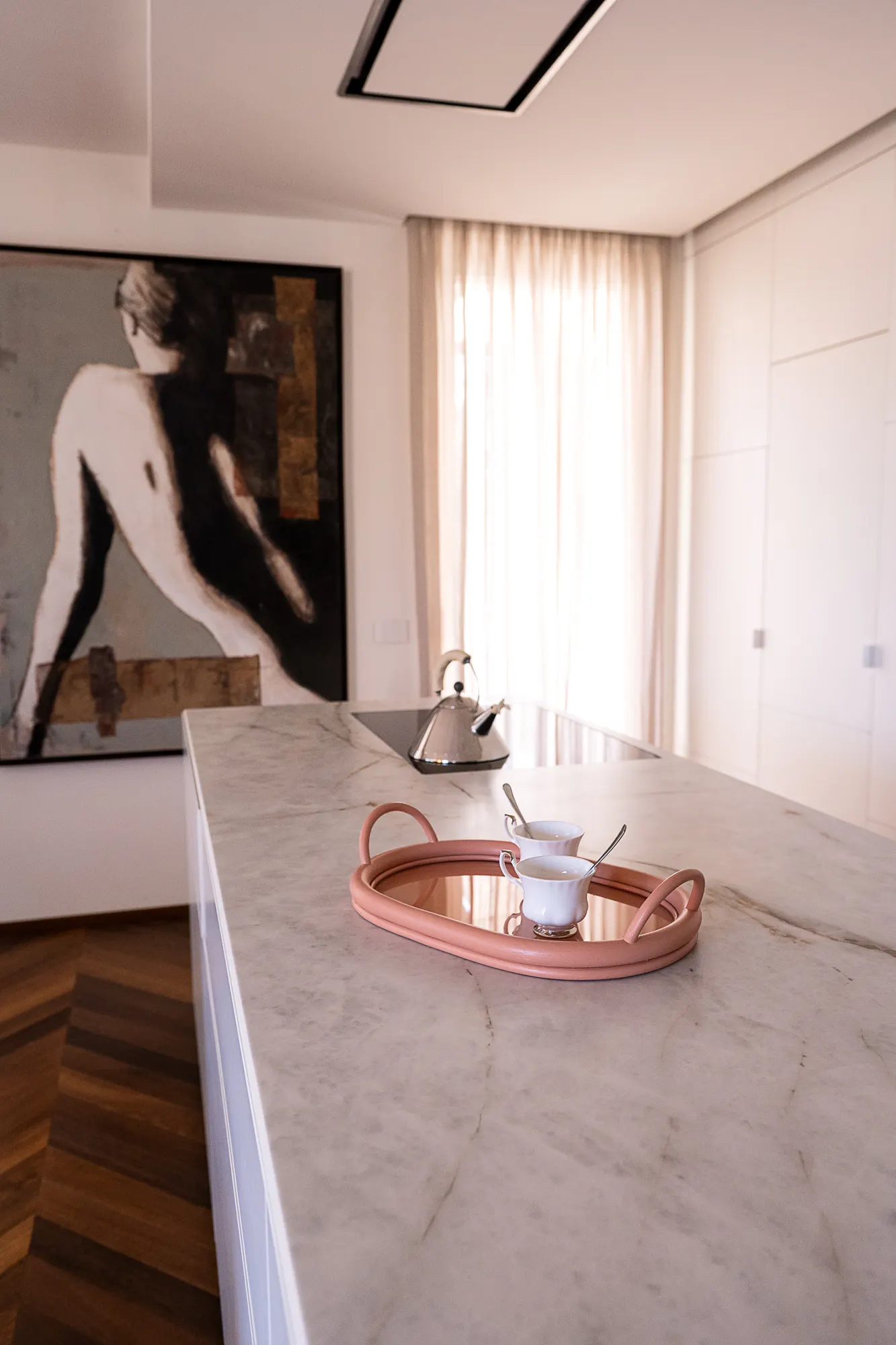 Vassoio rosa su un piano di marmo bianco, opera d’arte alla parete