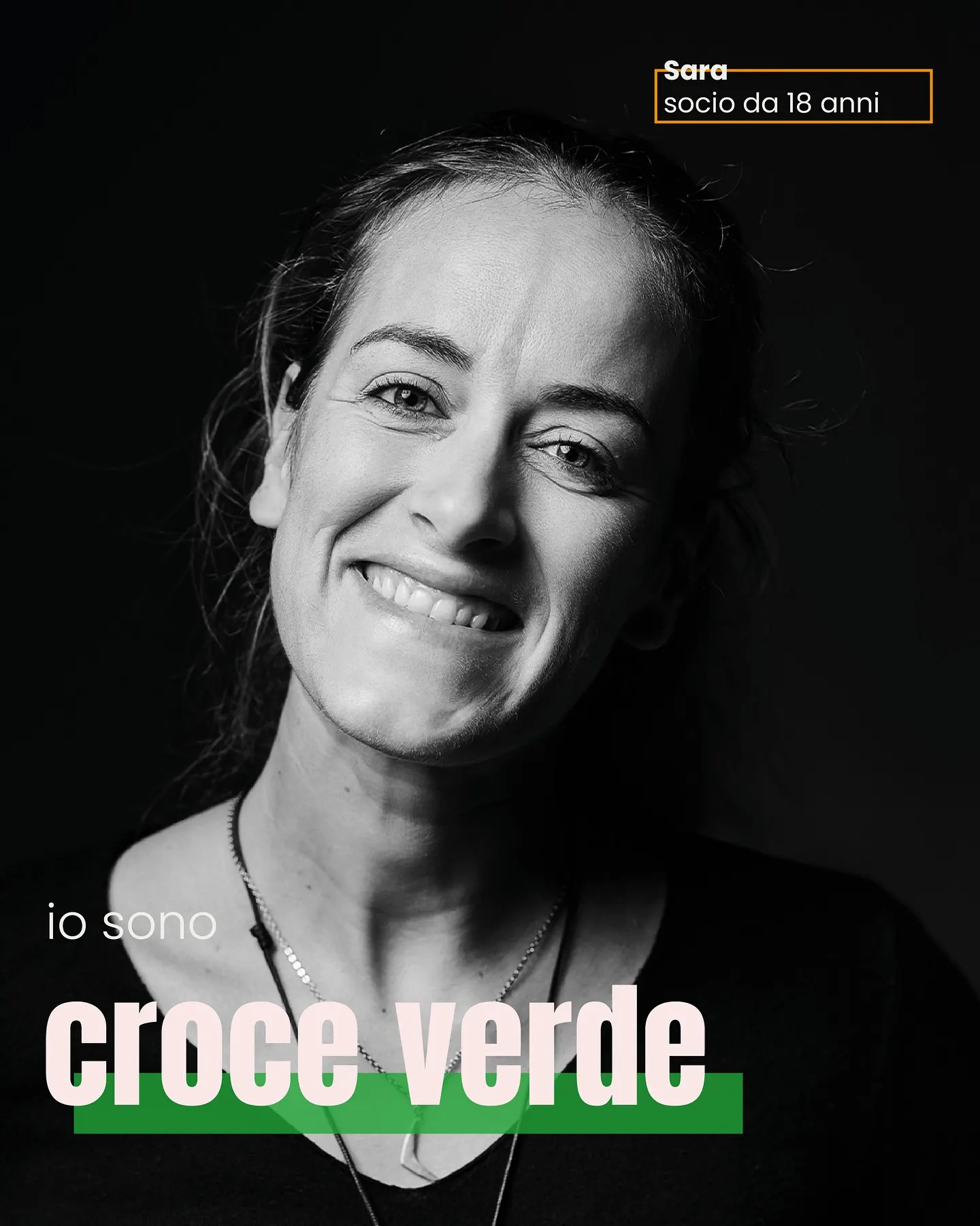 Ritratto di Sara, socia da diciotto anni, su fondo nero con la scritta io sono croce verde