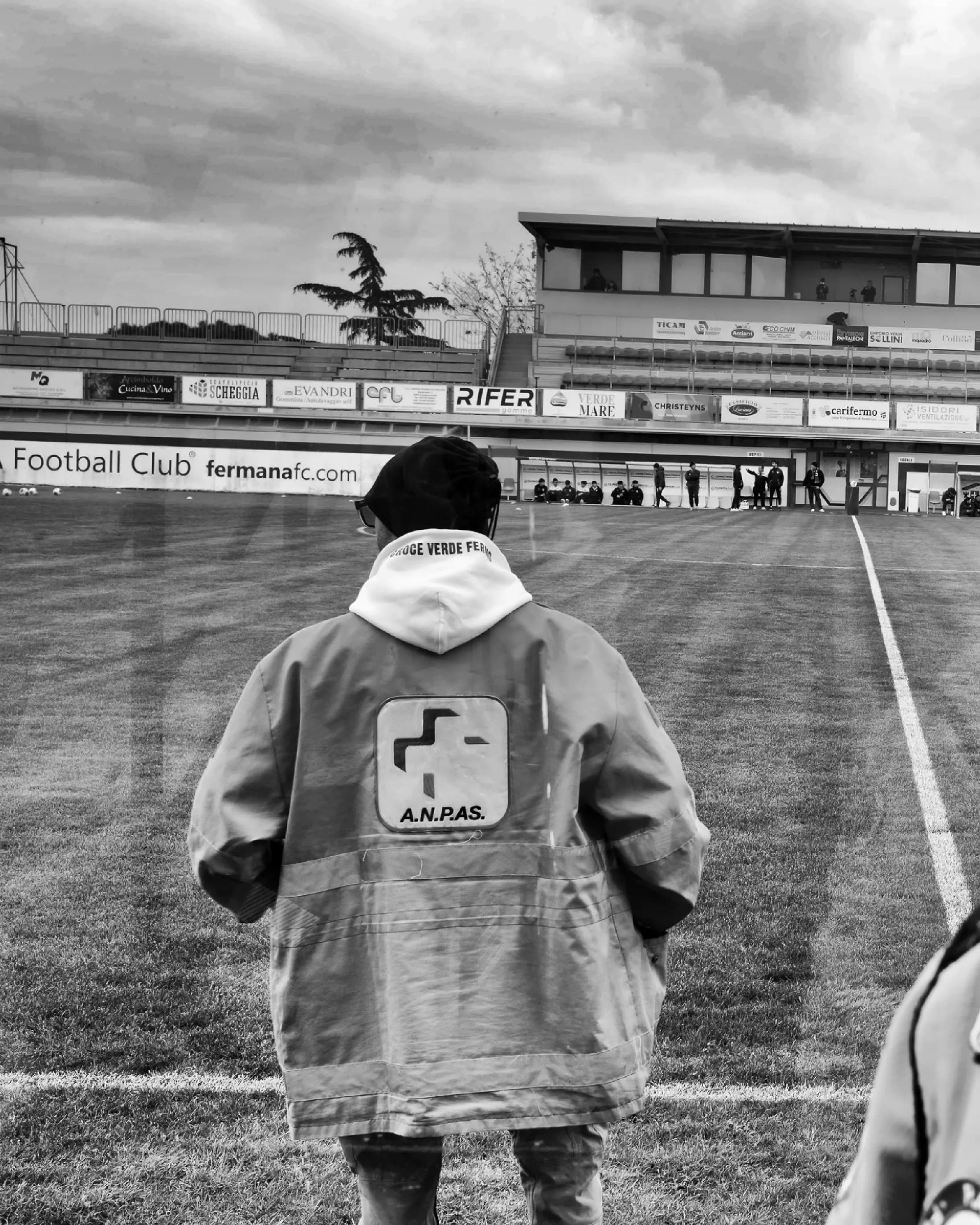 Volontario di spalle con la divisa Croce Verde durante una partita