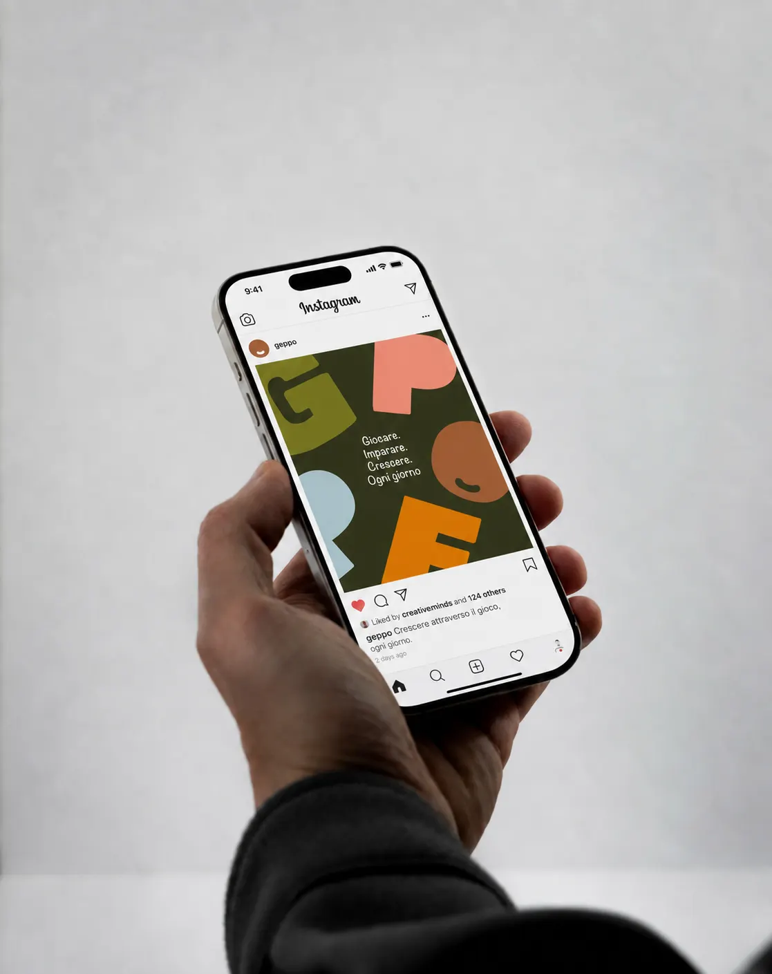 Profilo social del marchio su uno smartphone tenuto in mano