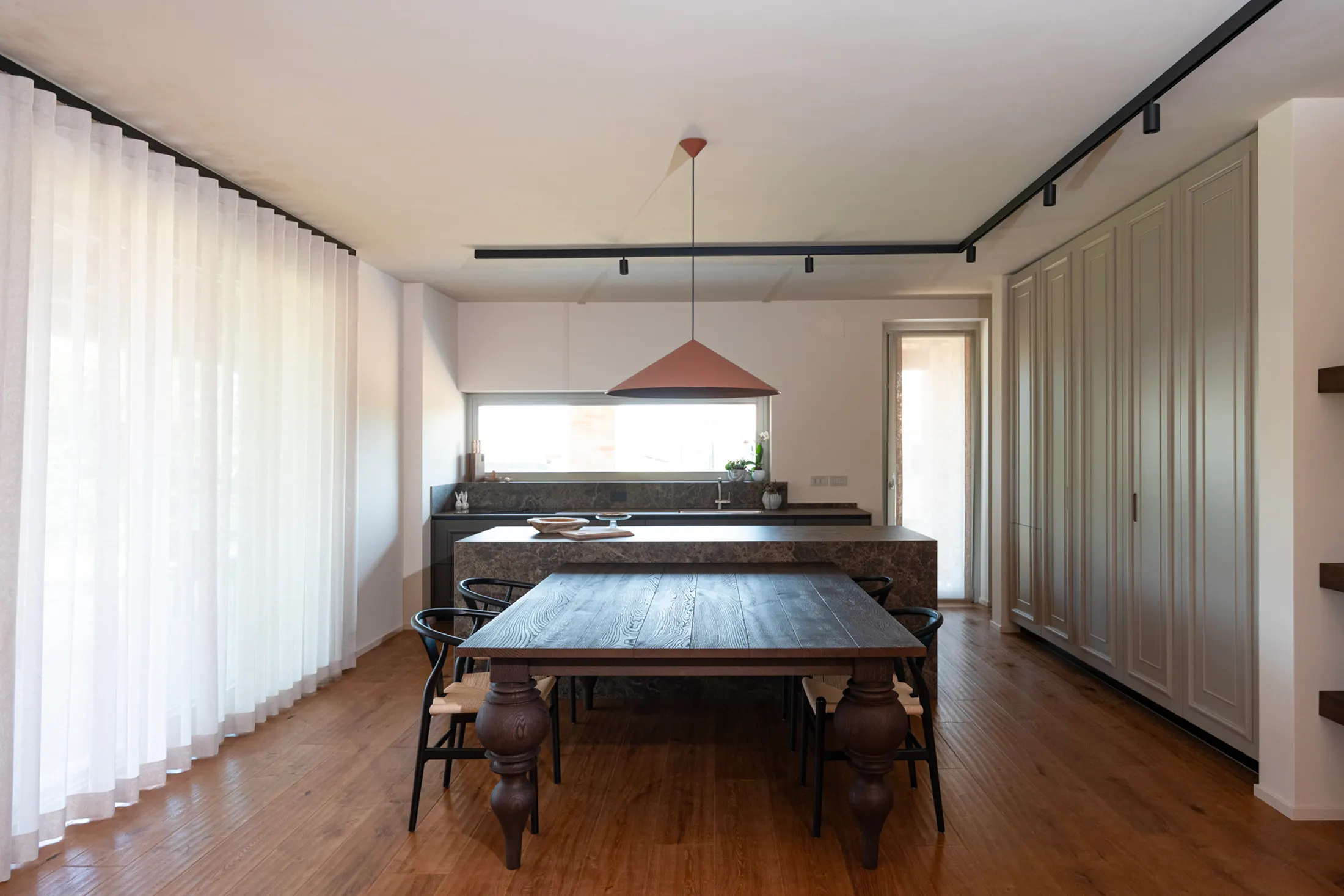 Manifesto con fotografia a retino di un interno e la scritta Space for your life in verde