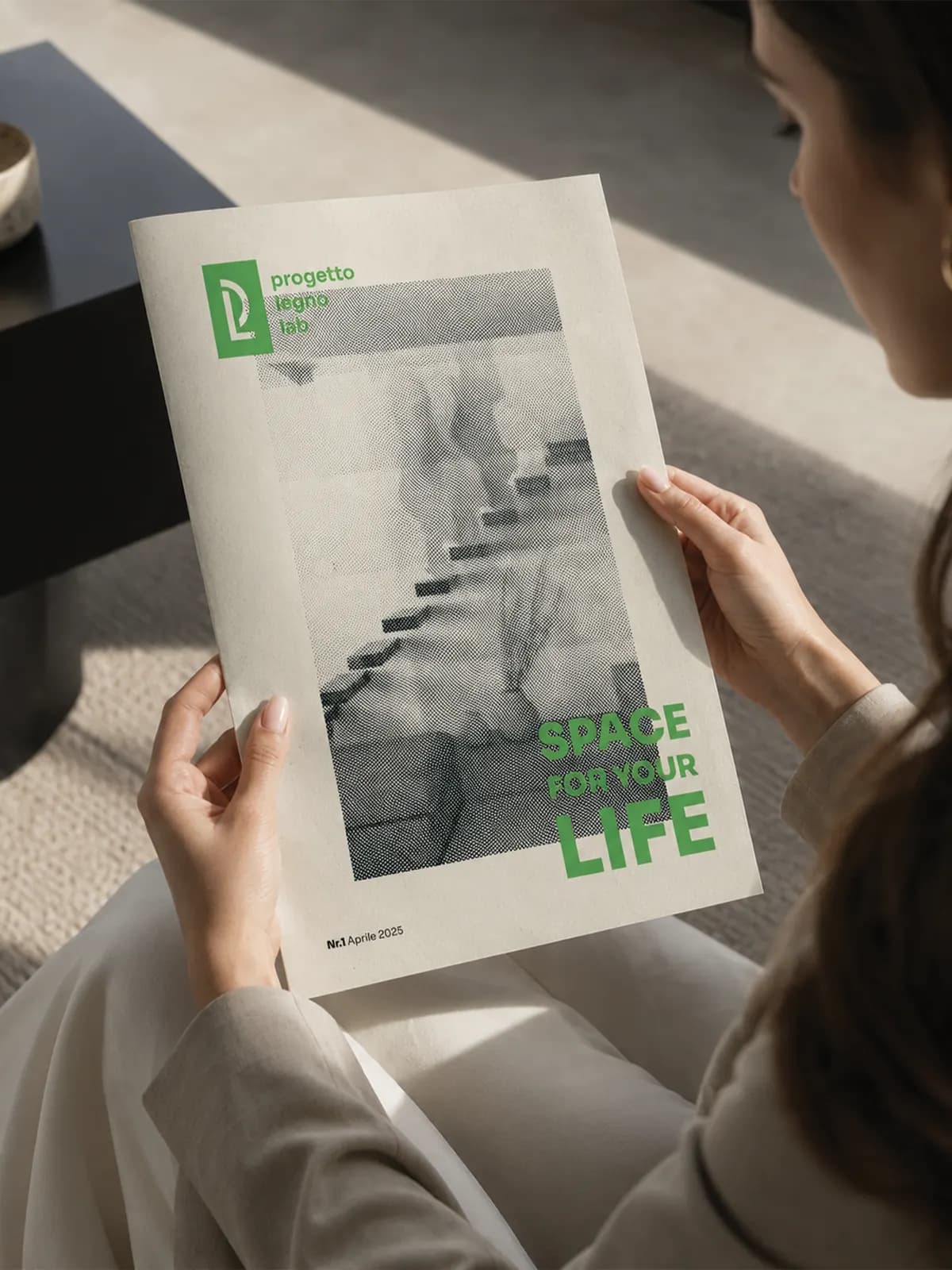 Mani che sfogliano il catalogo Space for your life