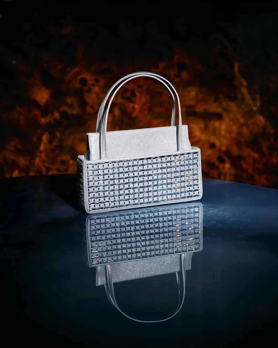 Abito argento su un divano di velluto blu, pochette e slingback con cristalli