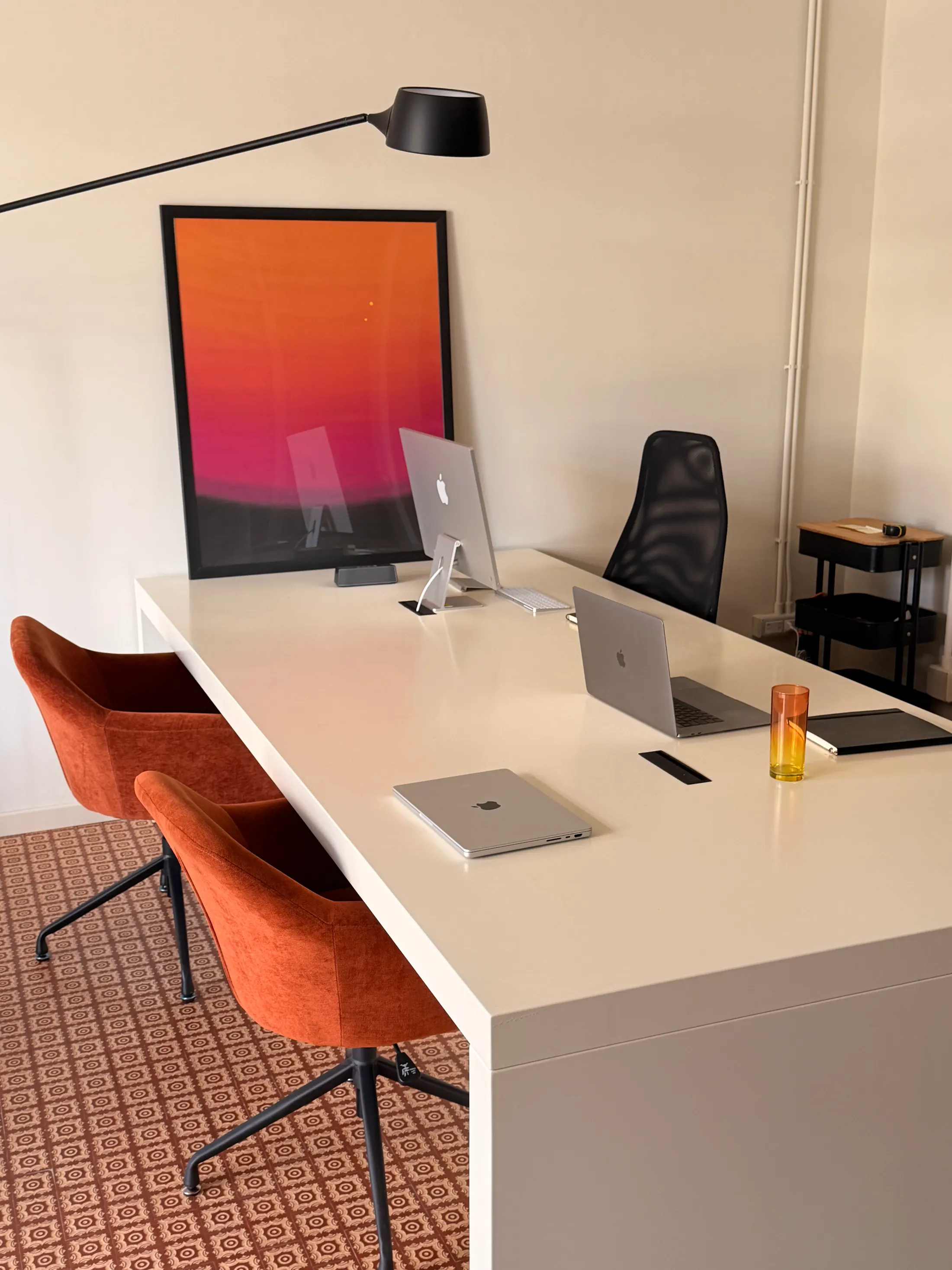La scrivania dello studio Kubla a Porto San Giorgio