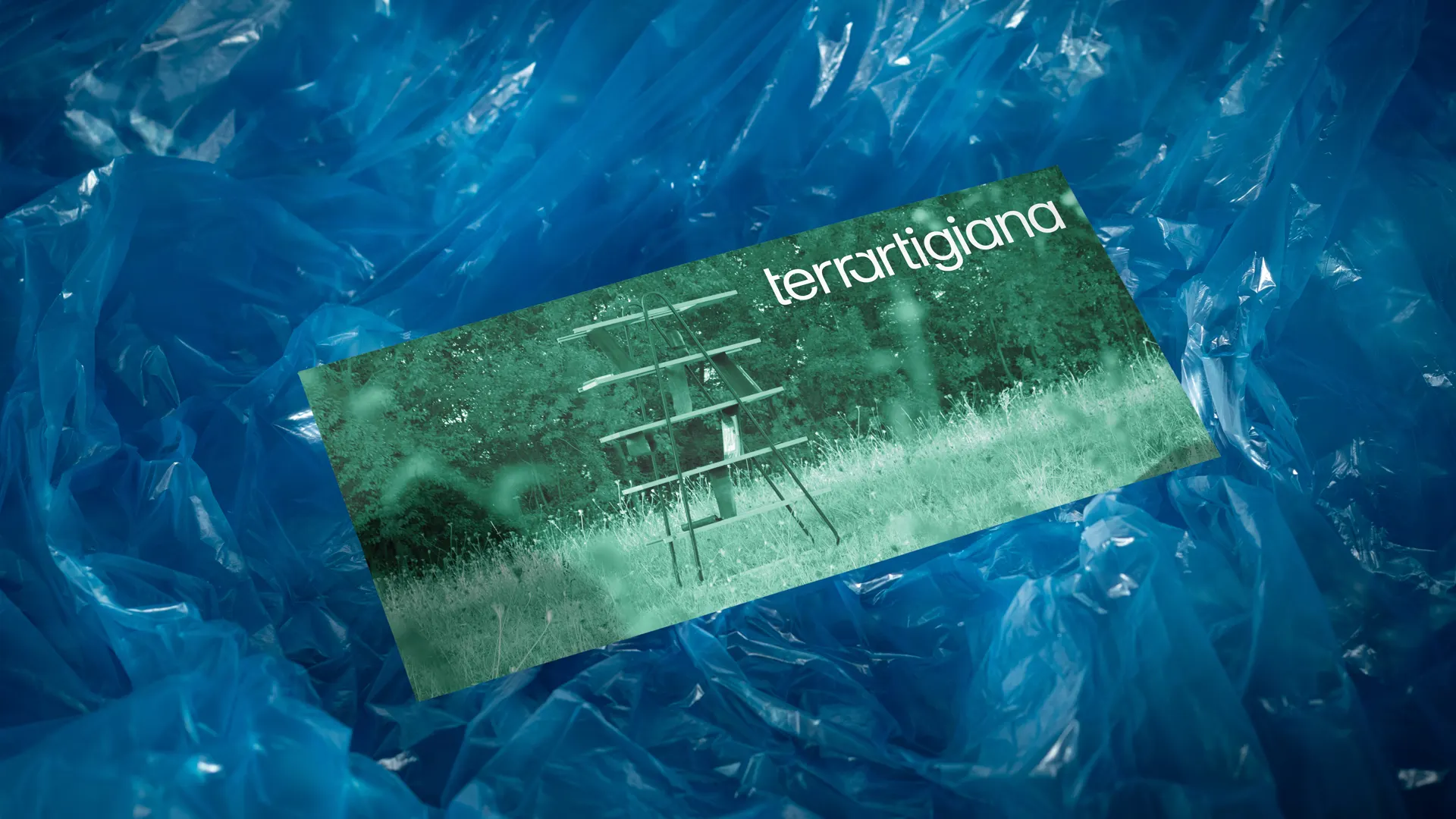 Cartolina del marchio appoggiata su un telo di plastica blu