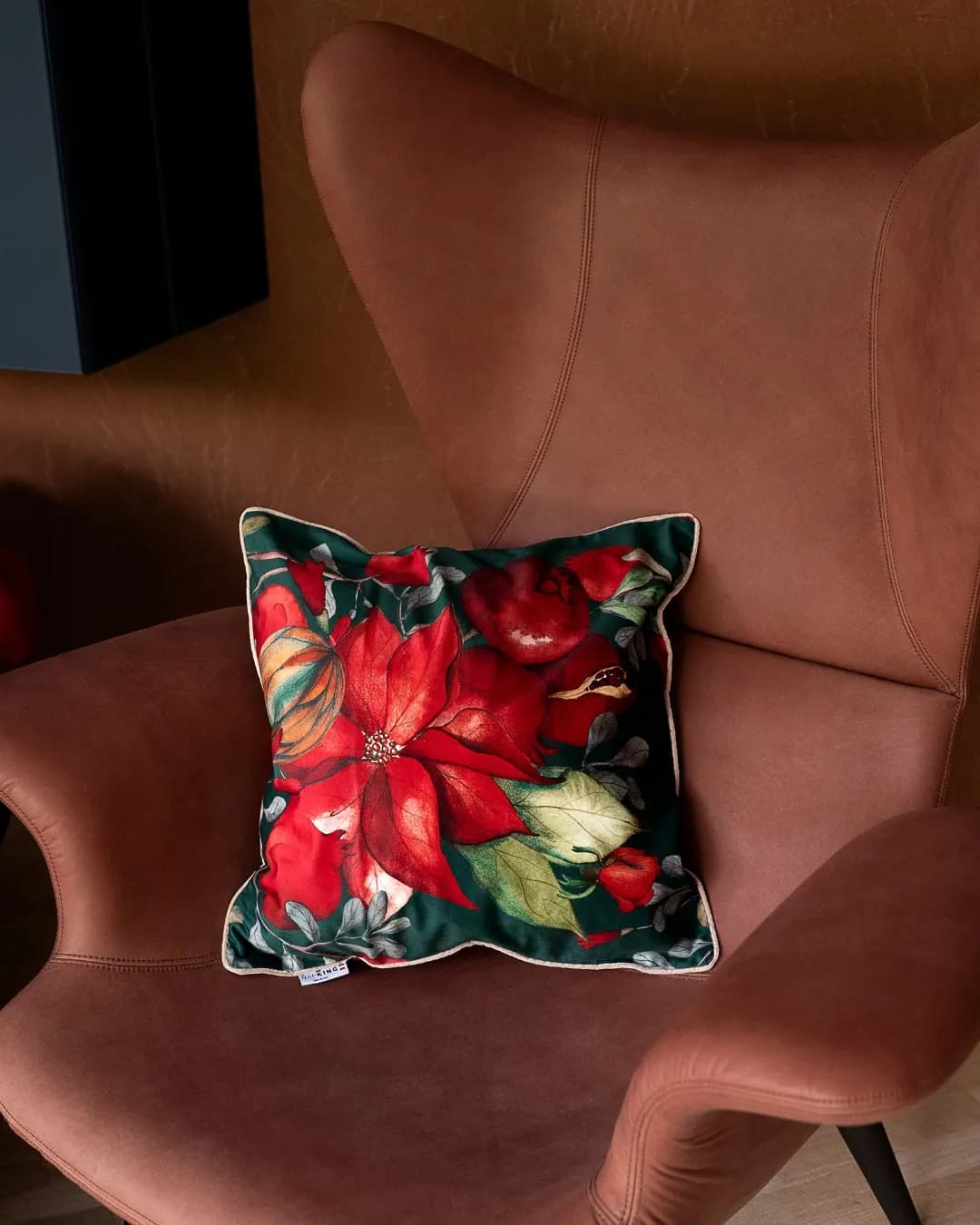 Cuscino in lino con stelle di Natale rosse su una poltrona rosa