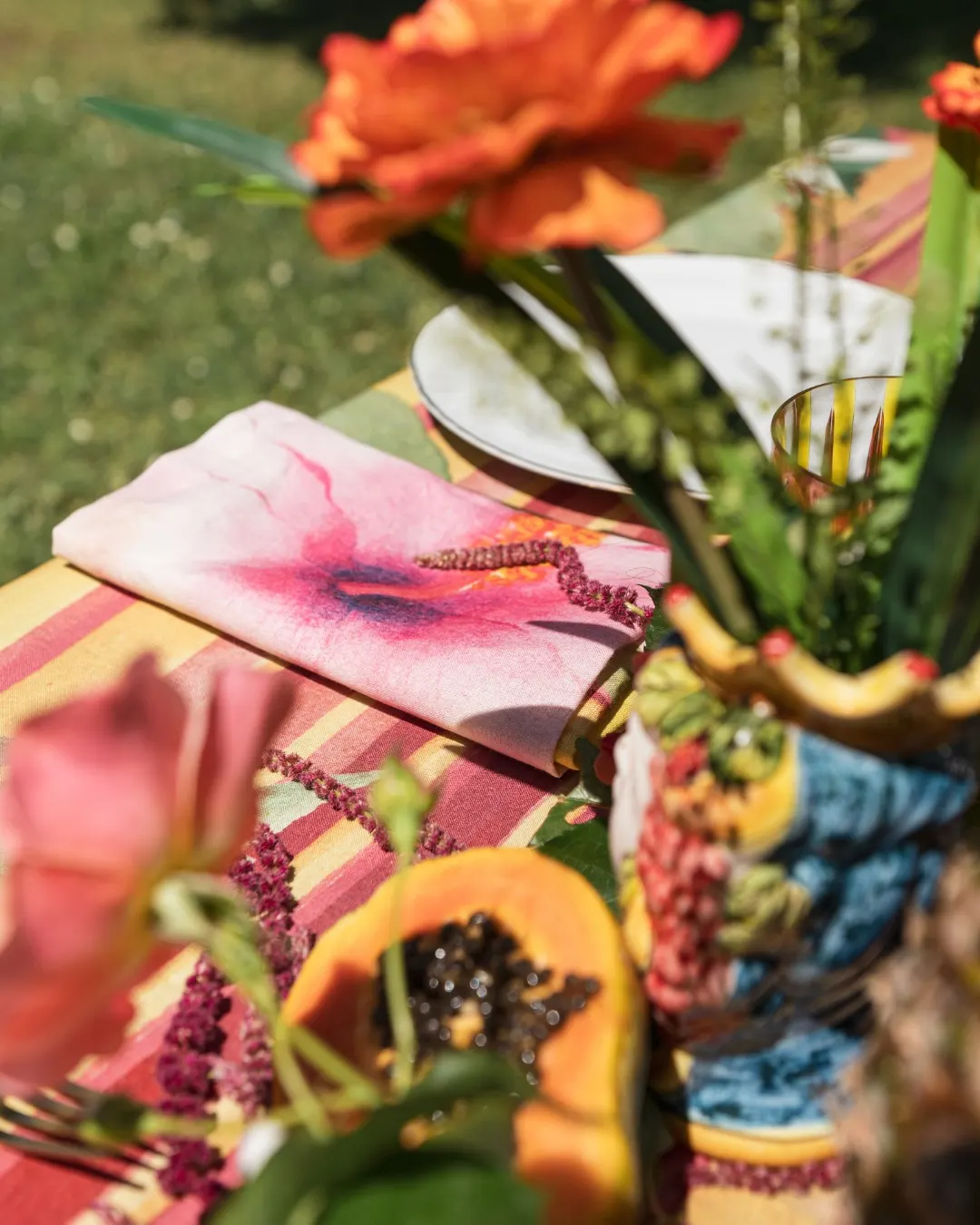 Runner a stampa tropicale con papaia e fiori, colori accesi