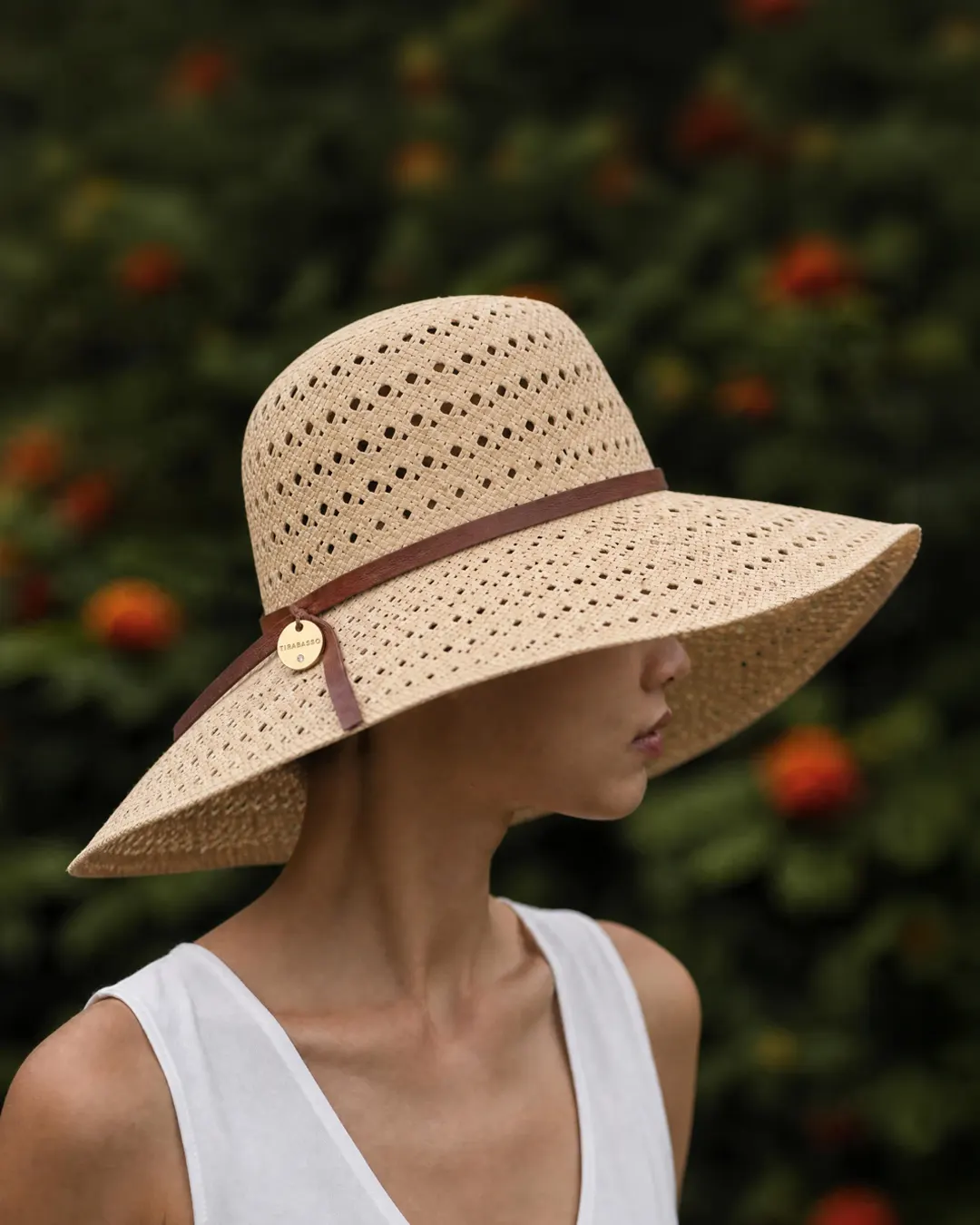 Immagine generata: cappello di paglia a falda larga davanti a un campo di papaveri