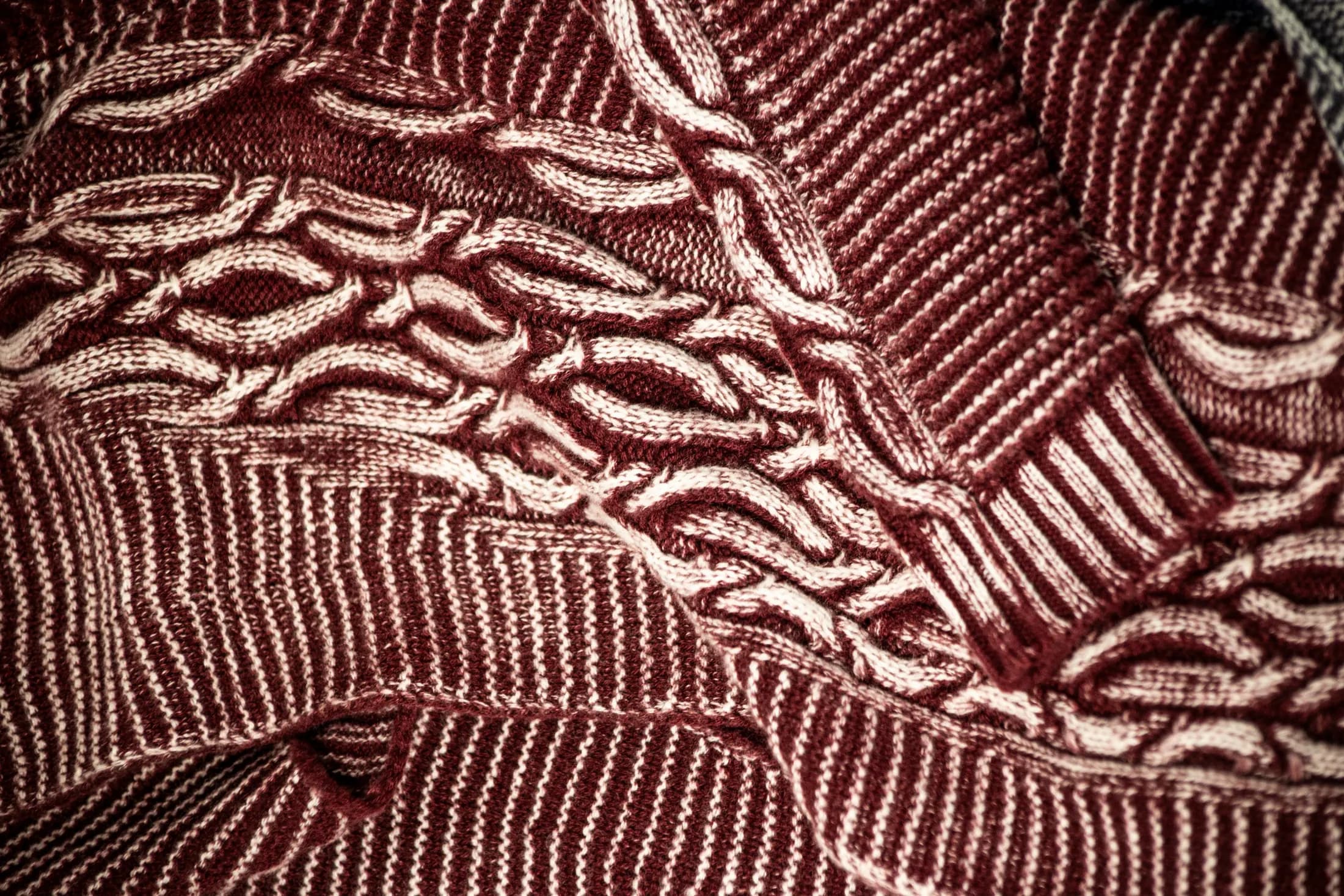 Dettaglio ravvicinato di una maglia bordeaux a punto lavorato